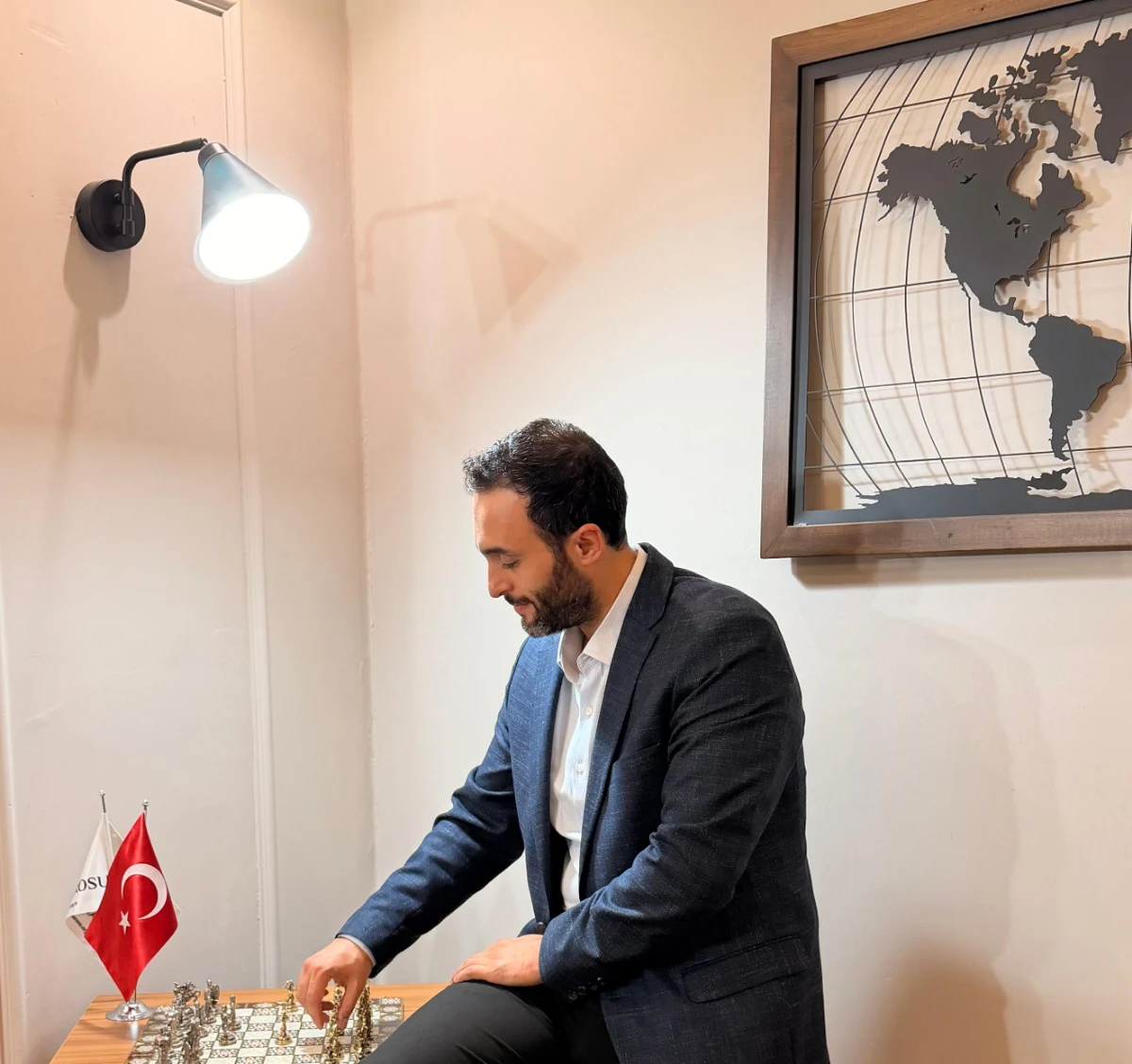 Av. Yakup Güçlü bürosunda satranç tahtası başında
